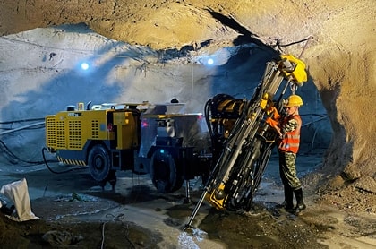 Perforadora Jumbo Hidráulica, HT72-B